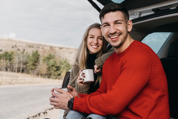 Foto gratuita pareja de tiro medio con tazas de café