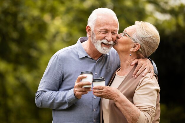 Pareja de tiro medio con tazas de café