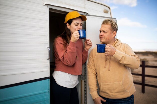 Pareja de tiro medio con tazas