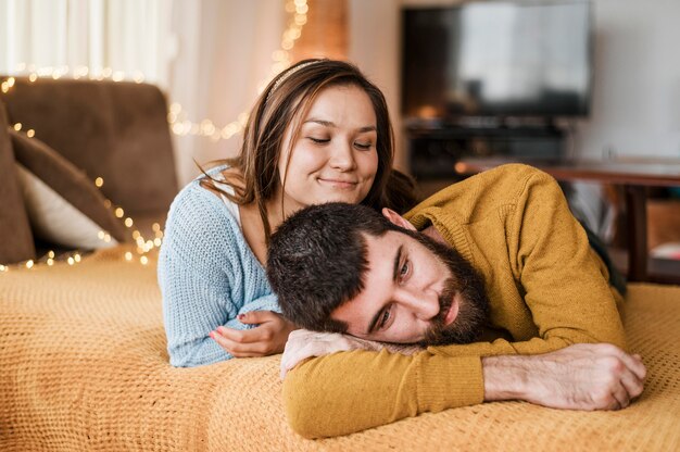 Pareja de tiro medio tendido en la cama