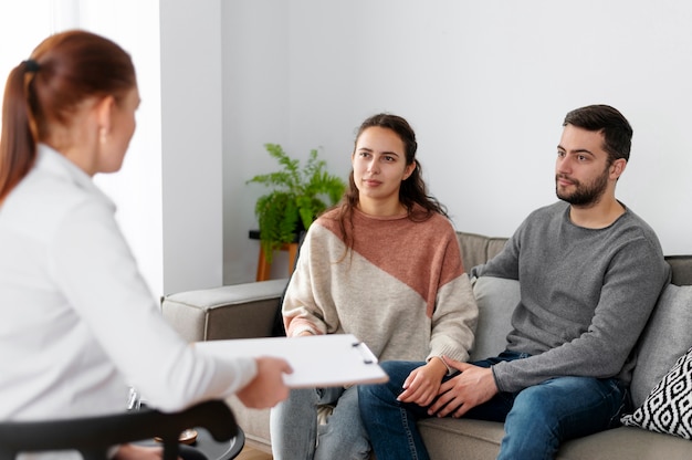 Pareja de tiro medio en terapia