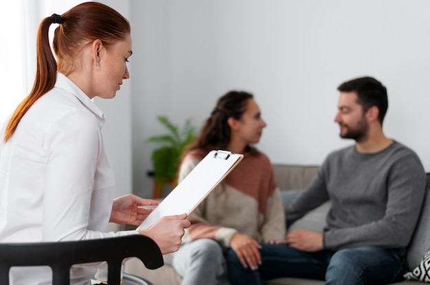 Pareja de tiro medio en terapia