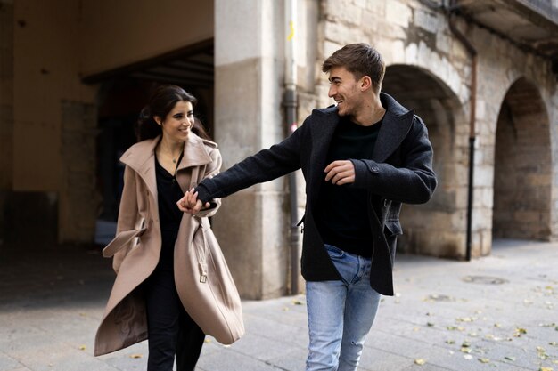 Pareja de tiro medio tomados de la mano