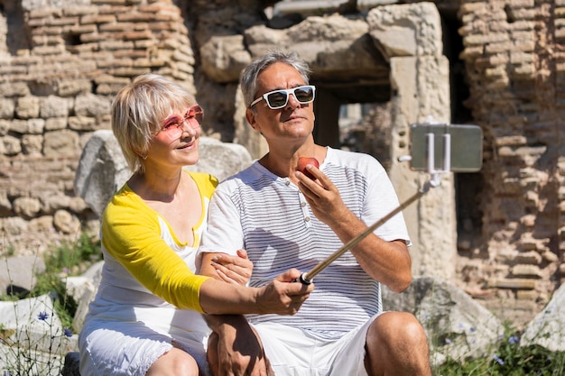 Pareja de tiro medio tomando selfie