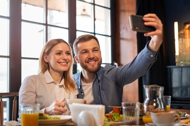 Pareja de tiro medio tomando selfie