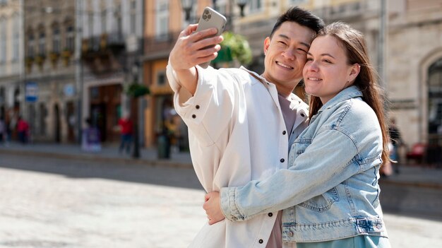 Pareja de tiro medio tomando selfie