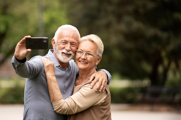 Pareja de tiro medio tomando selfie