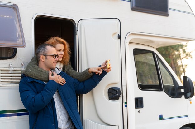 Pareja de tiro medio tomando selfie