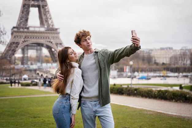 Pareja de tiro medio tomando selfie