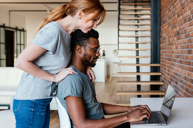 Pareja de tiro medio trabajando juntos