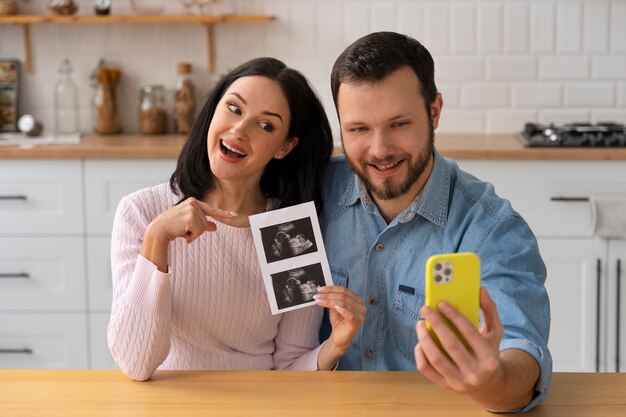 Pareja de tiro medio con ultrasonido