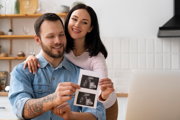 Foto gratuita pareja de tiro medio con ultrasonido