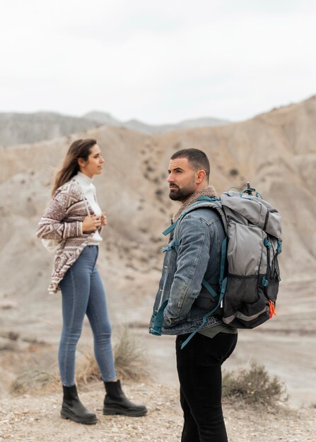 Pareja de tiro medio viajando juntos