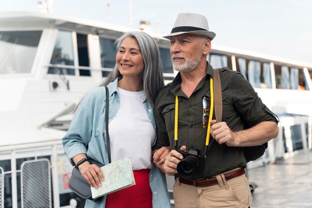 Pareja de tiro medio viajando juntos