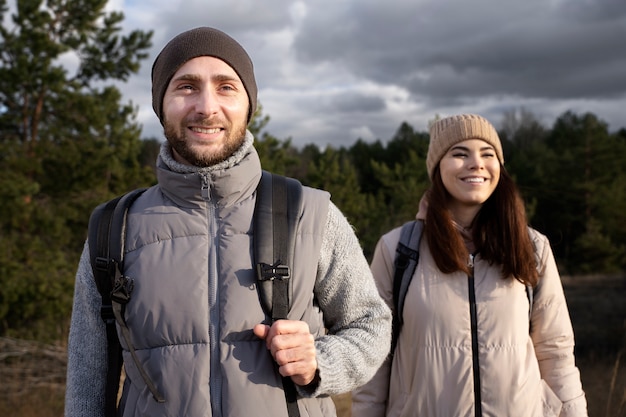 Foto gratuita pareja de tiro medio viajando juntos