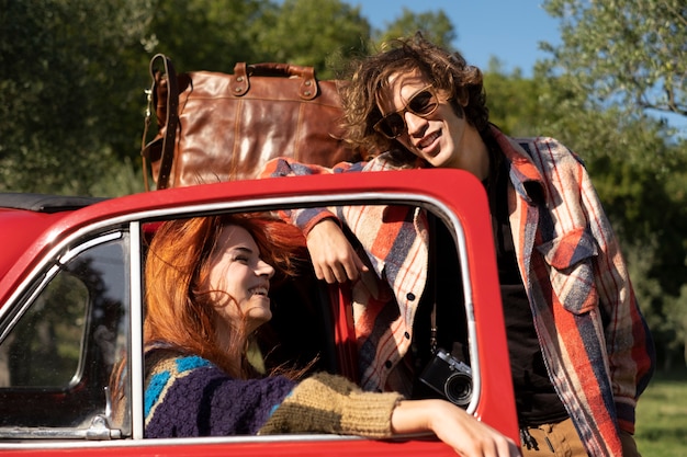 Pareja de tiro medio viajando juntos