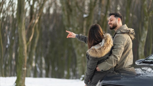 Pareja de tiro medio viajando