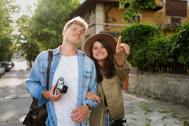 Pareja de tiro medio viajando