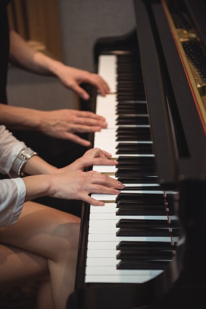 Pareja, tocar un piano