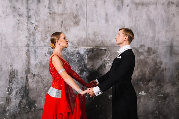 Pareja tomados de la mano durante el baile