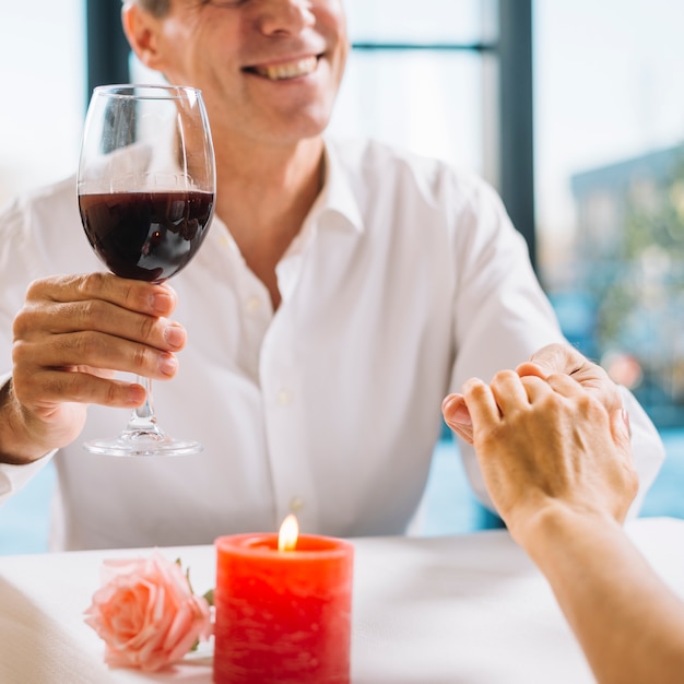 Foto gratuita pareja tomados de la mano en la cena