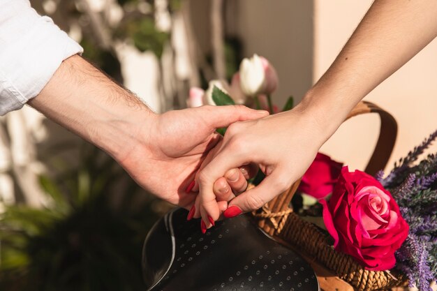 Pareja tomados de la mano con una cesta de flores