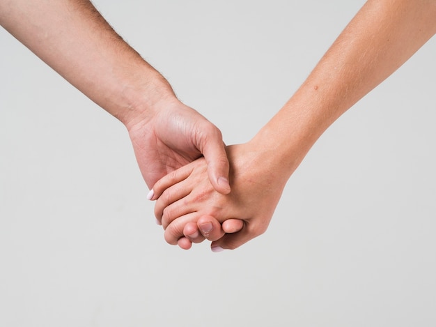 Pareja tomados de la mano para el día de San Valentín