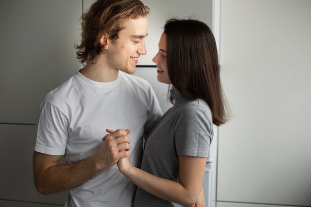 Pareja tomados de la mano mientras sonríe