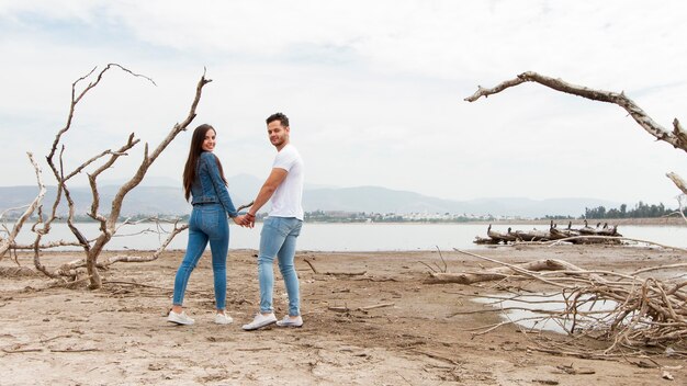 Pareja tomados de la mano