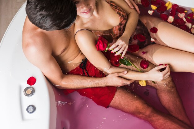 Pareja tomando un baño en el día de San Valentín