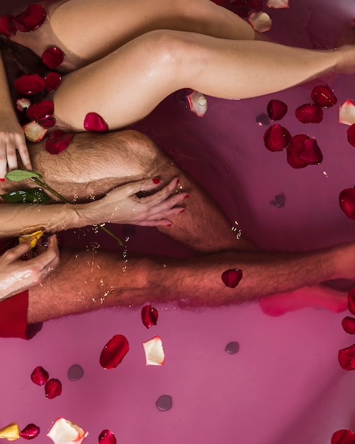 Pareja tomando un baño en el día de San Valentín