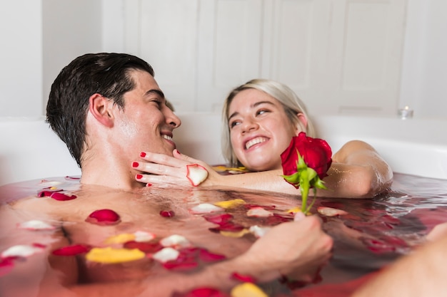 Pareja tomando un baño en el día de San Valentín