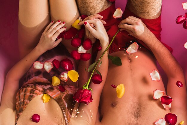 Pareja tomando un baño en el día de San Valentín