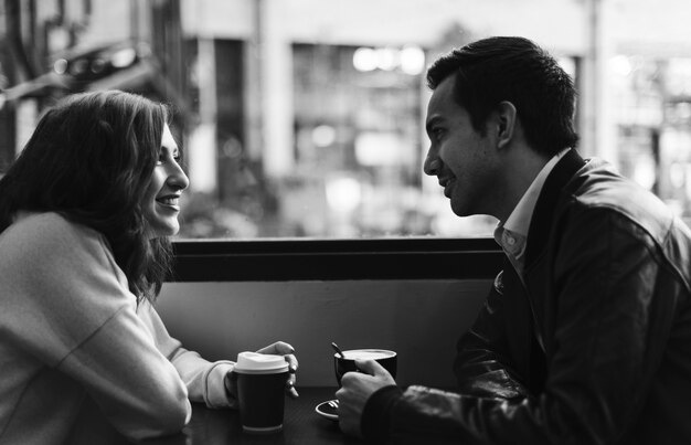 Pareja tomando café en una cafetería