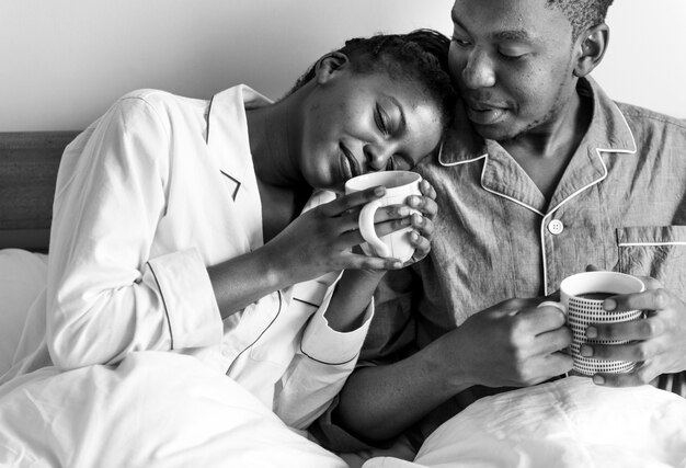 Una pareja tomando un café en la cama.