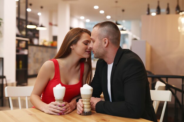 Pareja tomando café con crema batida