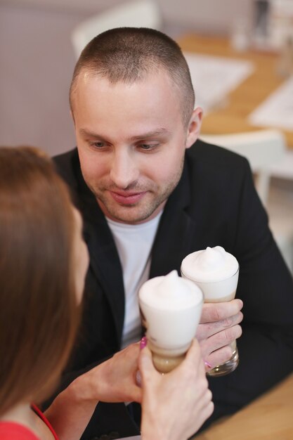 Pareja tomando café con crema batida