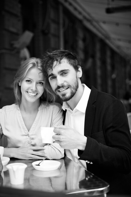 Pareja tomando café juntos