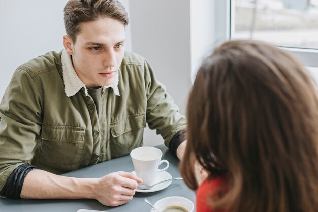 Pareja tomando café en un restaurante