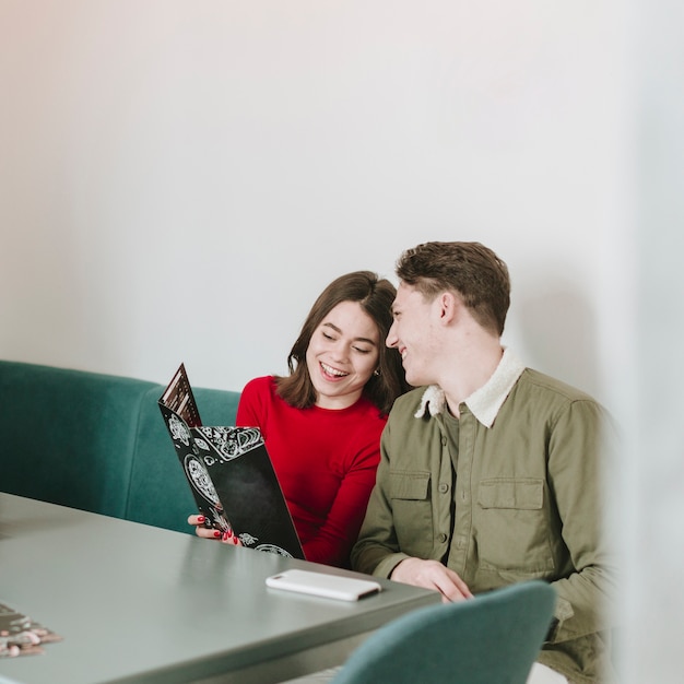 Foto gratuita pareja tomando café en un restaurante