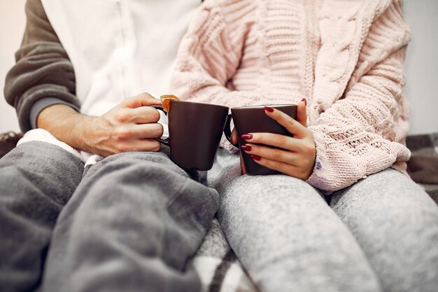 Pareja tomando café