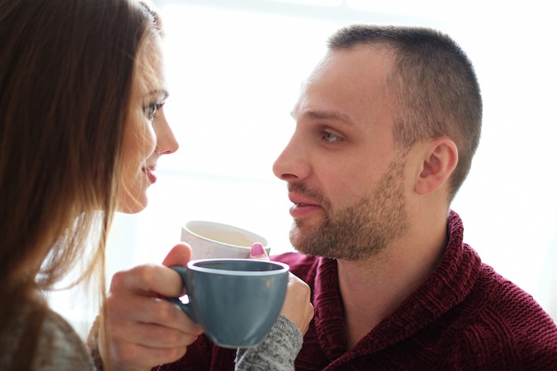 pareja tomando un café