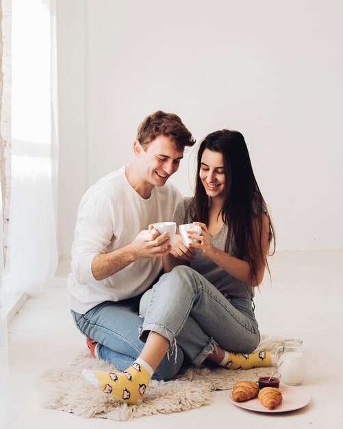 Pareja tomando café