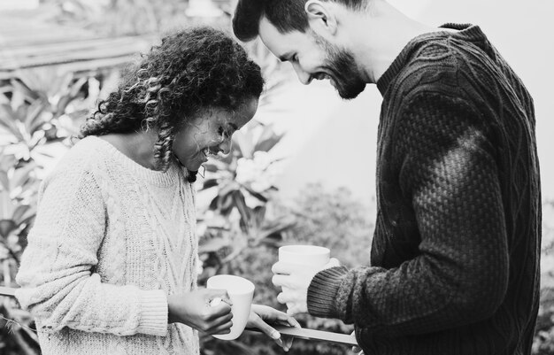 Pareja tomando café