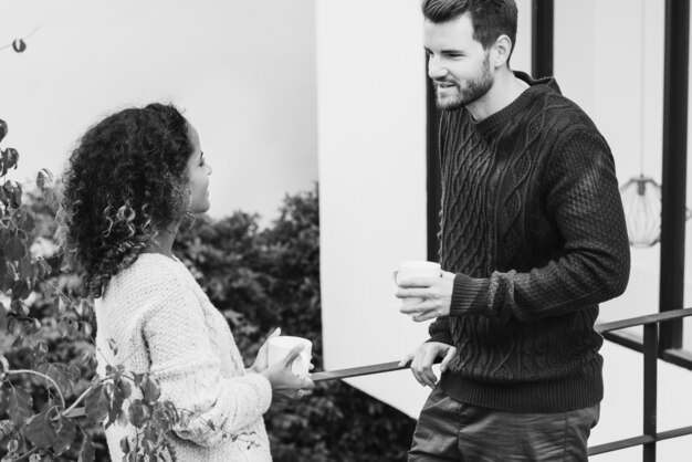 Pareja tomando café