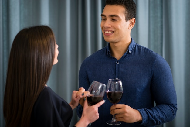 Pareja tomando una copa de vino juntos