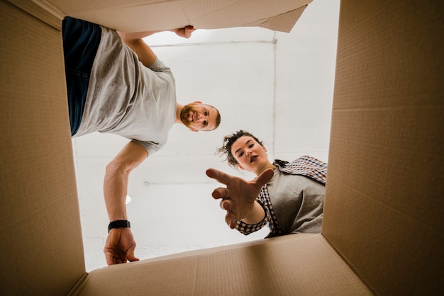 Pareja tomando cosas de caja de cartón