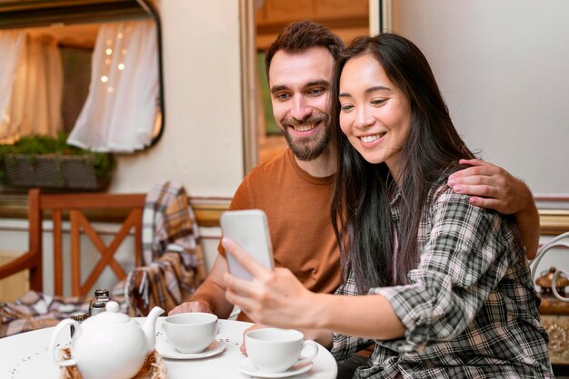 Pareja tomando una foto del uno mismo