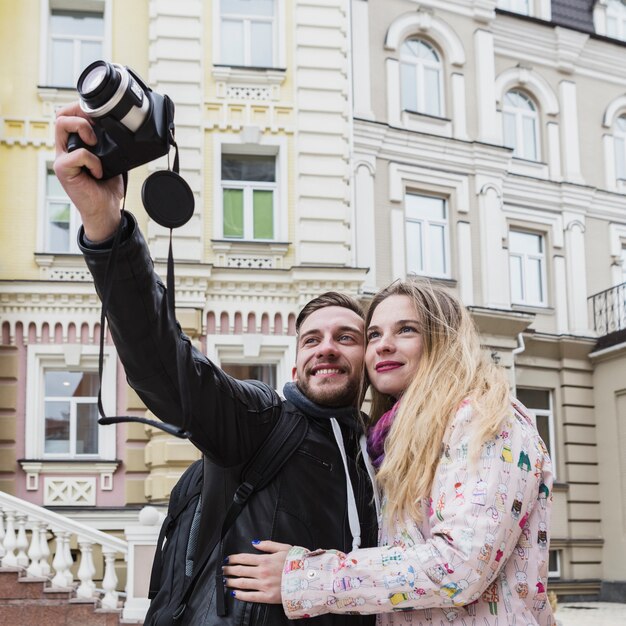 Pareja tomando fotos en la ciudad