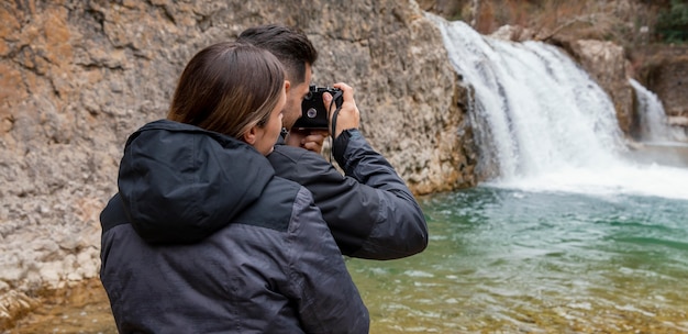 Pareja tomando fotos de la naturaleza